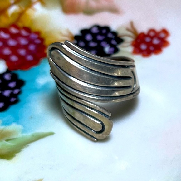 Sterling Silver Wrap Etched Swirl Vintage Statement Ring - Size 7.5 - Picture 3 of 5